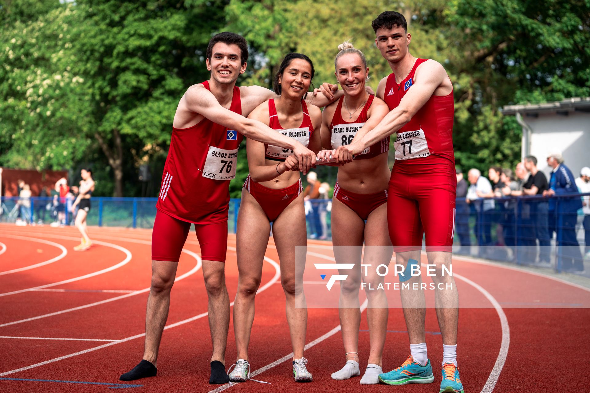 4x400m Mixed Staffel des Hamburger SV mit Ardit Vidishiqi (Hamburger SV), Anisha Steinbach (Hamburger SV), Charlott Jacobs (Hamburger SV) und Markus Wagner (Hamburger SV) am 14.05.2022 beim Nationalen Leichtathletik-Meeting im Erika-Fisch-Stadion in Hannover